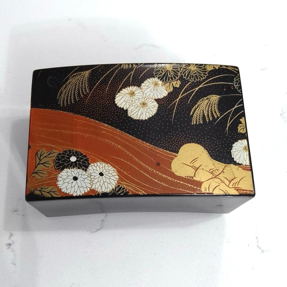 Vintage Japanese hand painted small keepsake/trinket box. Luxury unique 5x3 in
